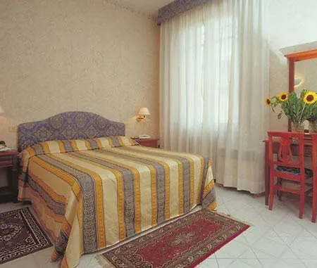 Moderno Hotel 3*